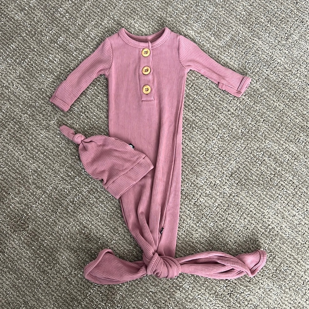 EUC Kyte Baby Newborn Ribbed Gown and Hat Set in Dusty Rose